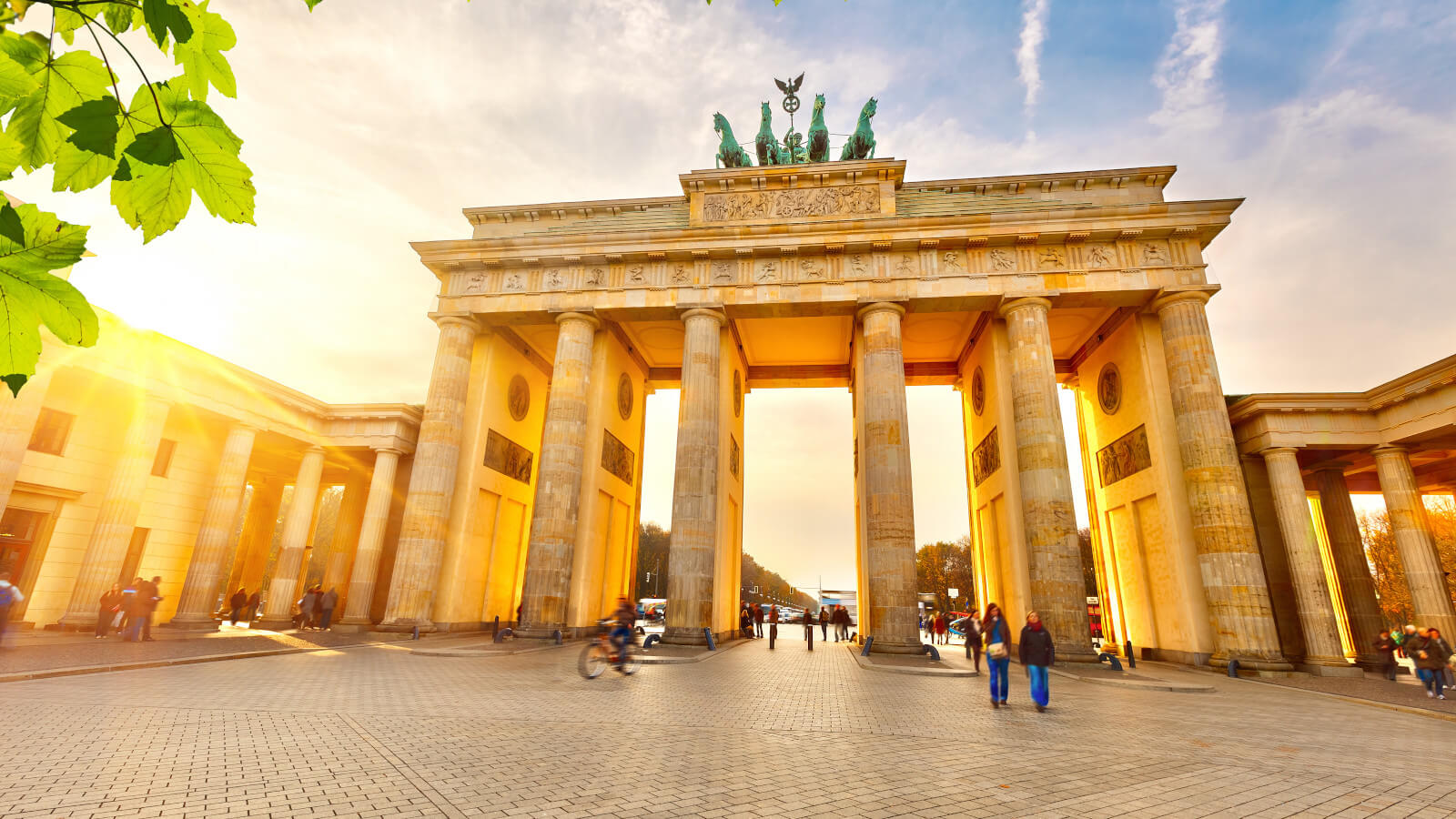 دروازه براندنبرگ یکی از نمادهای شهر برلین و پاسخی به طاق پیروزی پاریس است.